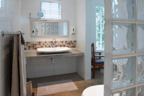  Ten Stirling Bed & Breakfast  Йоханнесбург
